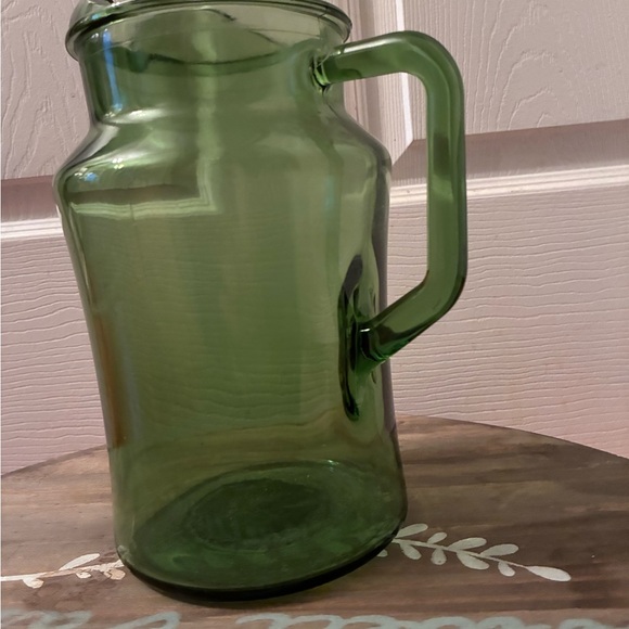 Vintage MCM Avocado Green Glass Pitcher with Ice Lip, 9.5” tall - Picture 7 of 10